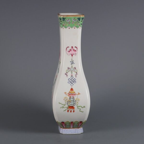 Made in the Daoguang Period of the Qing Dynasty a square vase with floral patterns - Image 4