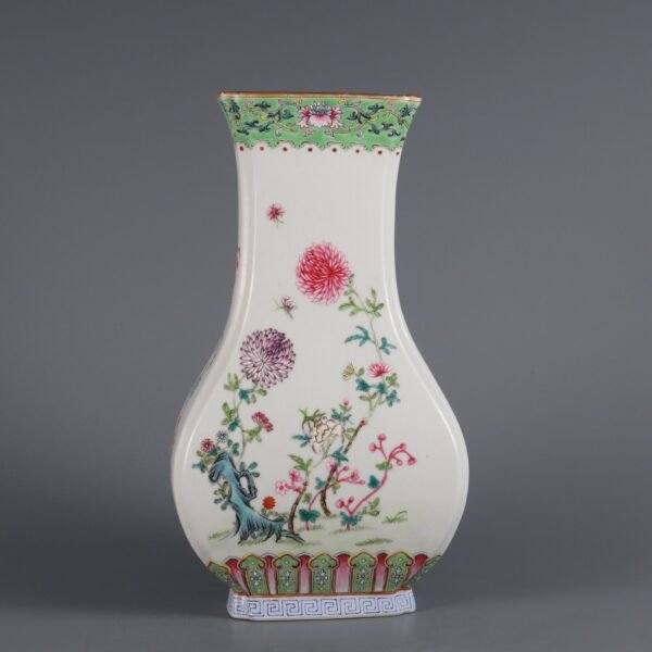 Made in the Daoguang Period of the Qing Dynasty a square vase with floral patterns - Image 2