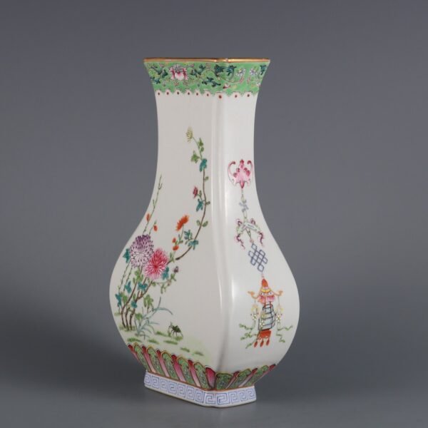 Made in the Daoguang Period of the Qing Dynasty a square vase with floral patterns - Image 5