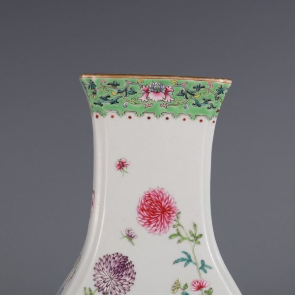 Made in the Daoguang Period of the Qing Dynasty a square vase with floral patterns - Image 6