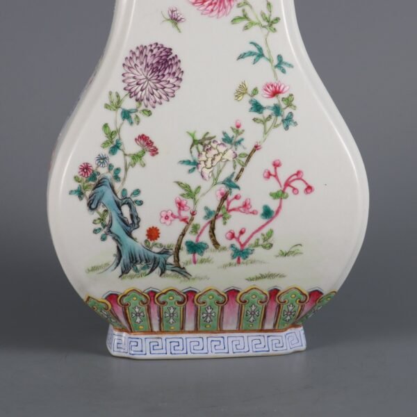 Made in the Daoguang Period of the Qing Dynasty a square vase with floral patterns - Image 7
