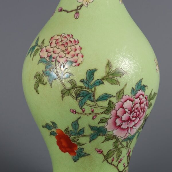 Green ground pastel flower pattern olive vase made in the Qianlong period of the Qing Dynasty - Image 5