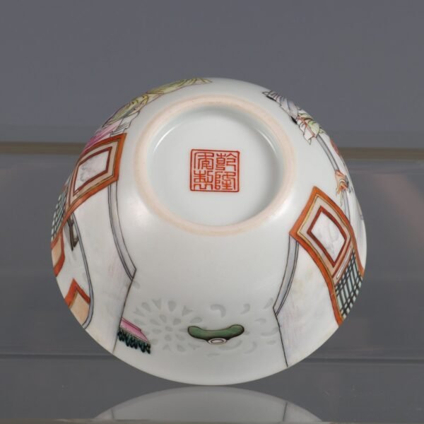 A pair of famille rose cups from the Qing Dynasty, made in the Qianlong period - Image 8