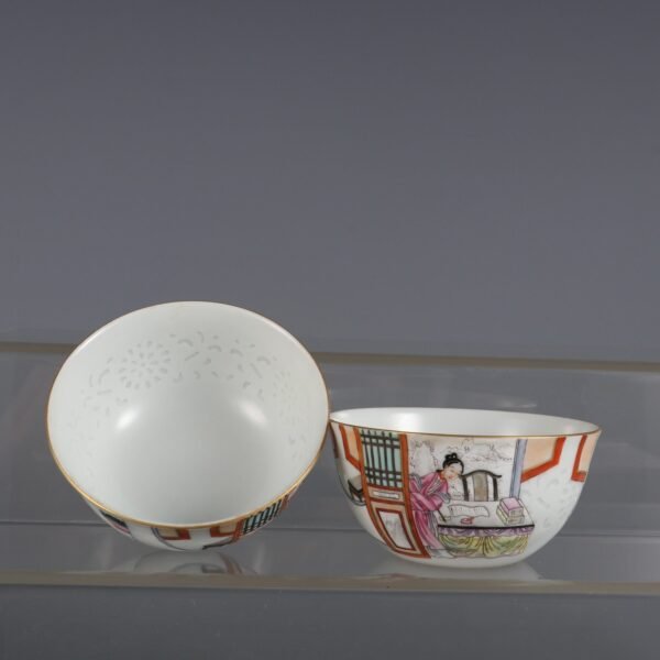A pair of famille rose cups from the Qing Dynasty, made in the Qianlong period - Image 2