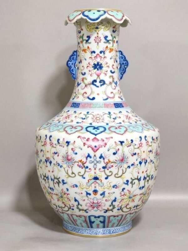Qing Dynasty Qianlong Fushou Lianlian double-eared vase