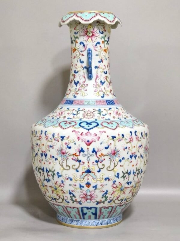 Qing Dynasty Qianlong Fushou Lianlian double-eared vase - Image 2