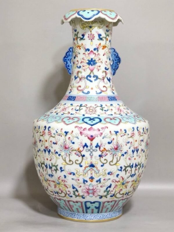 Qing Dynasty Qianlong Fushou Lianlian double-eared vase - Image 3