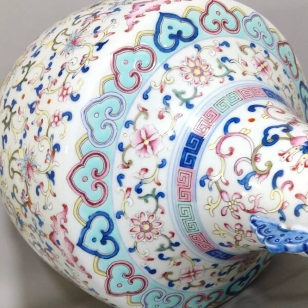 Qing Dynasty Qianlong Fushou Lianlian double-eared vase - Image 4
