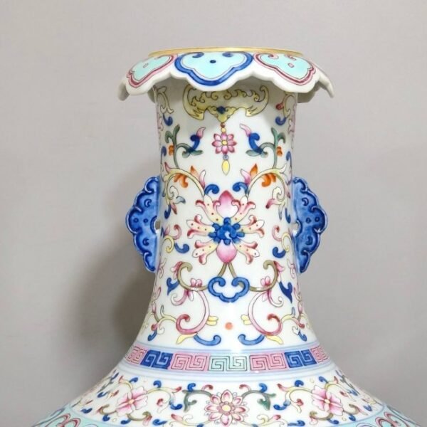 Qing Dynasty Qianlong Fushou Lianlian double-eared vase - Image 5