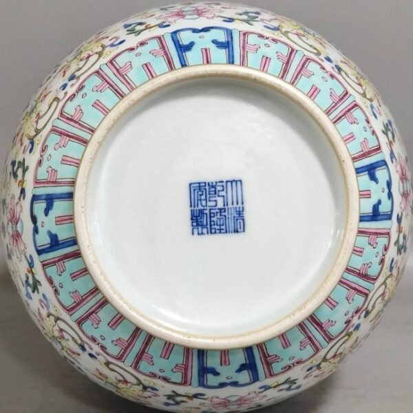 Qing Dynasty Qianlong Fushou Lianlian double-eared vase - Image 7