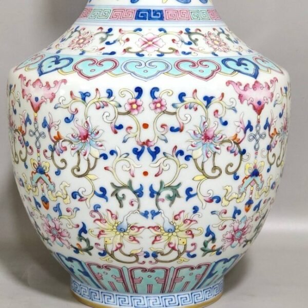 Qing Dynasty Qianlong Fushou Lianlian double-eared vase - Image 6