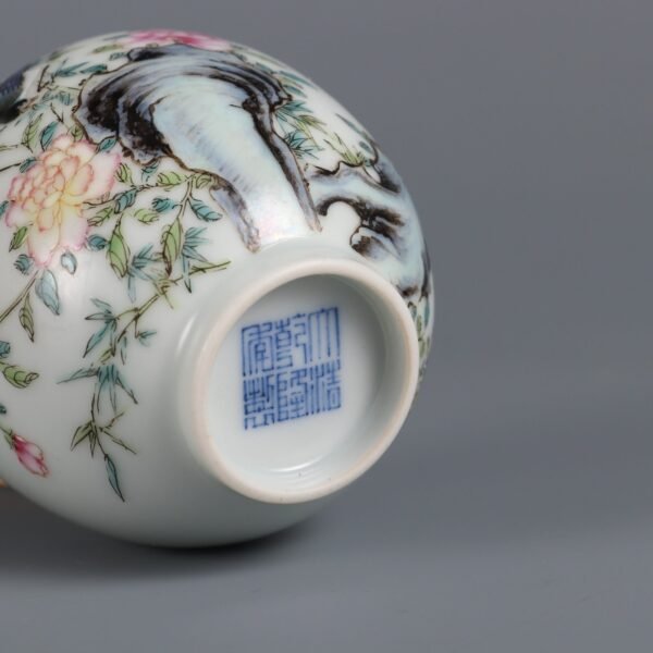Qing Dynasty Qianlong period Famille rose flower and bird pattern snuff bottle - Image 8