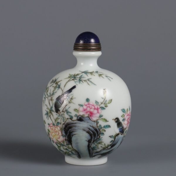 Qing Dynasty Qianlong period Famille rose flower and bird pattern snuff bottle