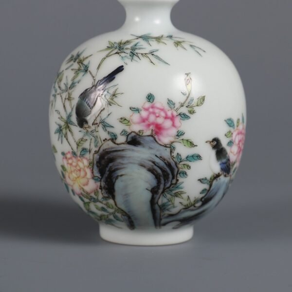 Qing Dynasty Qianlong period Famille rose flower and bird pattern snuff bottle - Image 4