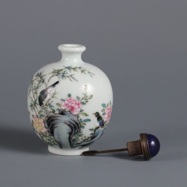 Qing Dynasty Qianlong period Famille rose flower and bird pattern snuff bottle - Image 3