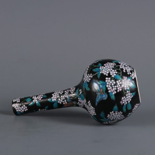 A black-ground enamel vase with hydrangea pattern, made in the Yongzheng period of the Qing Dynasty - Image 5