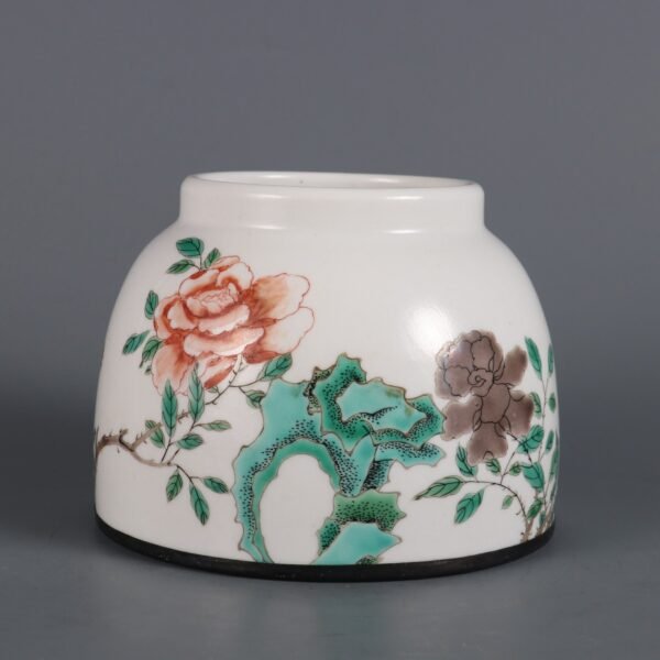 pattern horseshoe washbasin made in the Kangxi period of the Qing Dynasty