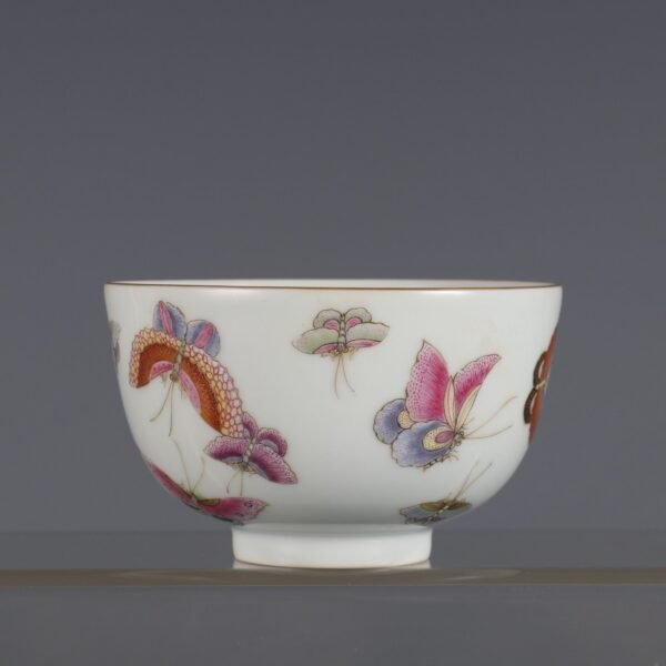 Small bowl with butterfly pattern in pastel enamel made in the Yongzheng period of the Qing Dynasty