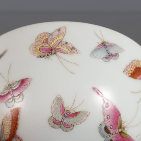 Small bowl with butterfly pattern in pastel enamel made in the Yongzheng period of the Qing Dynasty - Image 2
