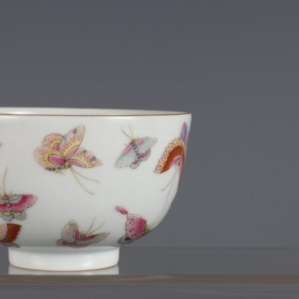 Small bowl with butterfly pattern in pastel enamel made in the Yongzheng period of the Qing Dynasty - Image 3
