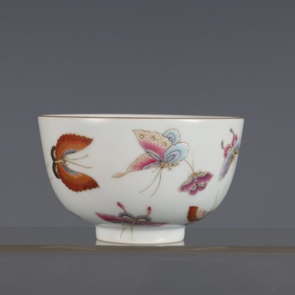 Small bowl with butterfly pattern in pastel enamel made in the Yongzheng period of the Qing Dynasty - Image 4
