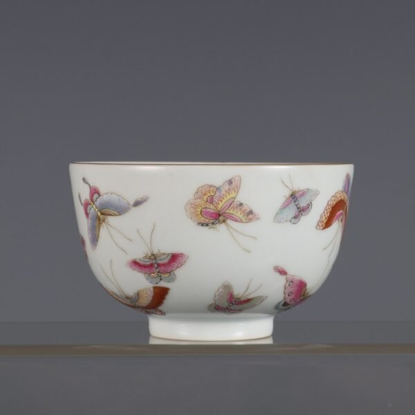 Small bowl with butterfly pattern in pastel enamel made in the Yongzheng period of the Qing Dynasty - Image 5