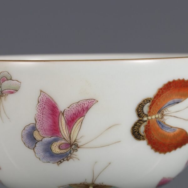 Small bowl with butterfly pattern in pastel enamel made in the Yongzheng period of the Qing Dynasty - Image 6