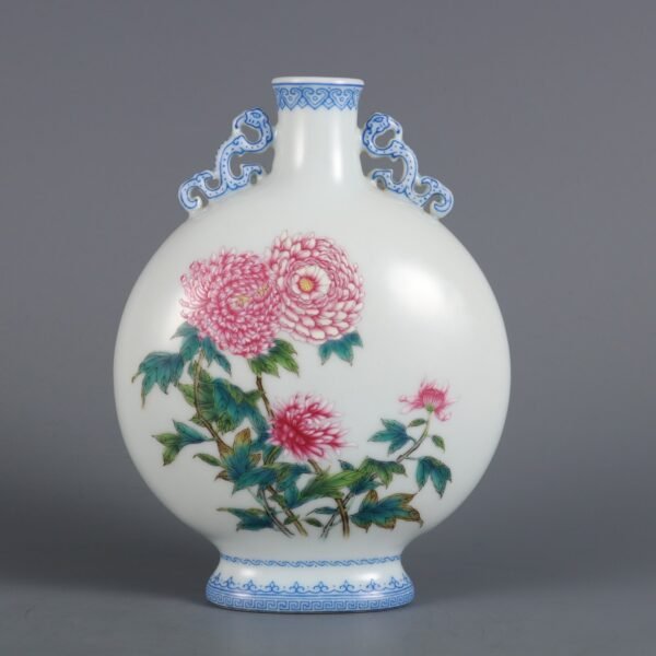 Qing Yongzheng period enameled chrysanthemum pattern small flat bottle