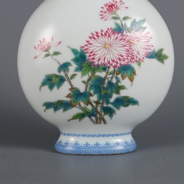 Qing Yongzheng period enameled chrysanthemum pattern small flat bottle - Image 4