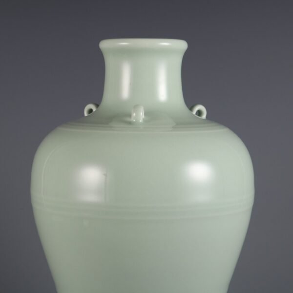 Qing Dynasty Qianlong period bean green glaze three-handled spiral pattern plum vase - Image 3