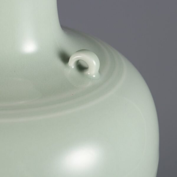 Qing Dynasty Qianlong period bean green glaze three-handled spiral pattern plum vase - Image 5