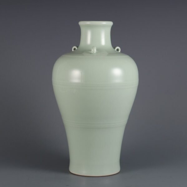 Qing Dynasty Qianlong period bean green glaze three-handled spiral pattern plum vase