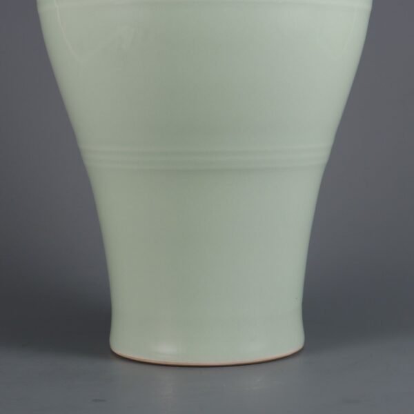 Qing Dynasty Qianlong period bean green glaze three-handled spiral pattern plum vase - Image 6