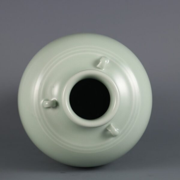 Qing Dynasty Qianlong period bean green glaze three-handled spiral pattern plum vase - Image 7