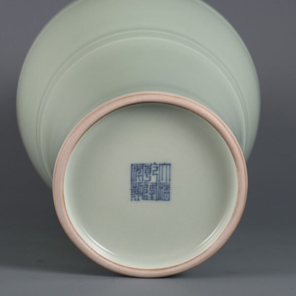 Qing Dynasty Qianlong period bean green glaze three-handled spiral pattern plum vase - Image 8