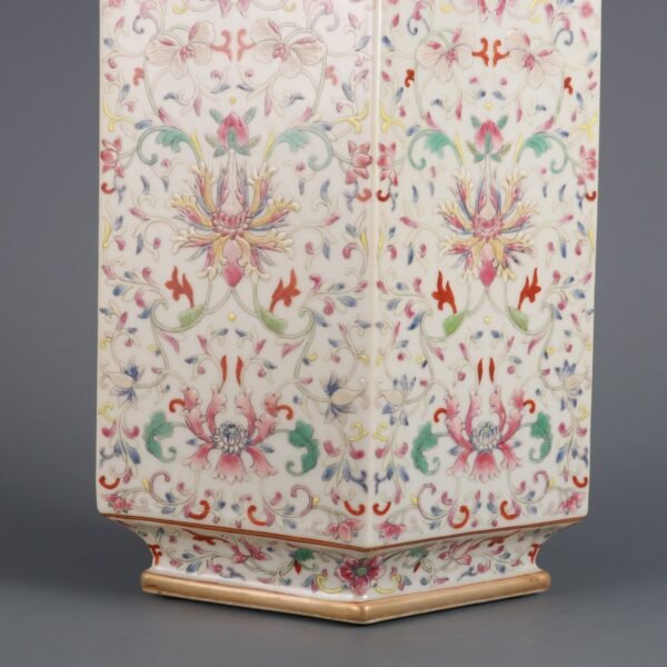Qing Daoguang Period Famille rose passionflower pattern square rhombus vase - Image 5