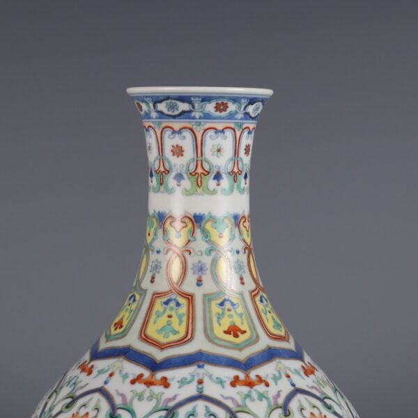 Doucai Lotus Pattern Gold-painted Mustard Vase Made in the Jiaqing Period of the Qing Dynasty - Image 3