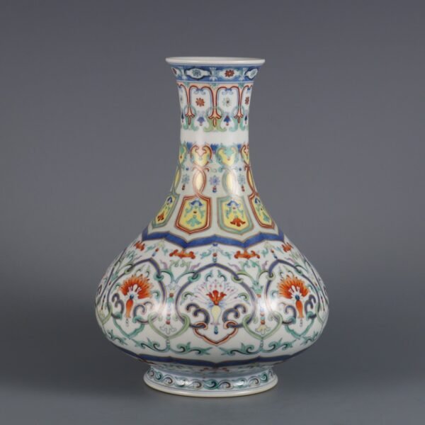 Doucai Lotus Pattern Gold-painted Mustard Vase Made in the Jiaqing Period of the Qing Dynasty - Image 4