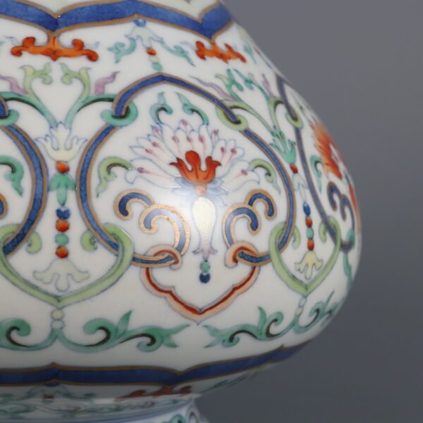 Doucai Lotus Pattern Gold-painted Mustard Vase Made in the Jiaqing Period of the Qing Dynasty - Image 5