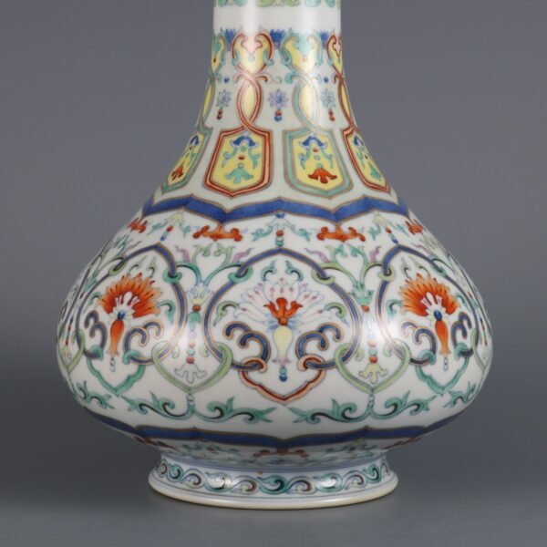 Doucai Lotus Pattern Gold-painted Mustard Vase Made in the Jiaqing Period of the Qing Dynasty - Image 6