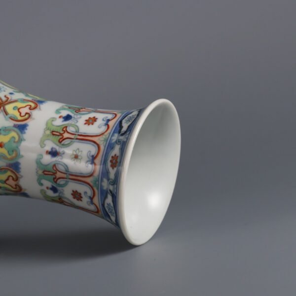 Doucai Lotus Pattern Gold-painted Mustard Vase Made in the Jiaqing Period of the Qing Dynasty - Image 8