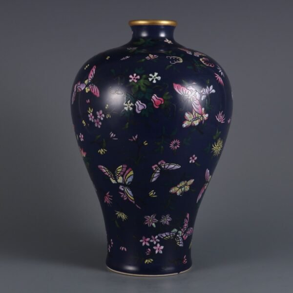 Qing Dynasty Qianlong period blue glaze with pink butterfly pattern plum vase - Image 2
