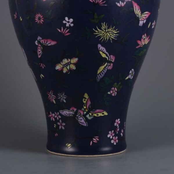 Qing Dynasty Qianlong period blue glaze with pink butterfly pattern plum vase - Image 3
