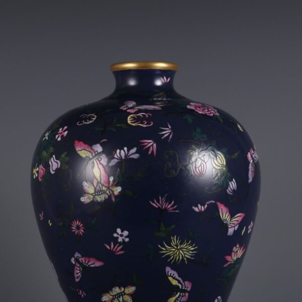 Qing Dynasty Qianlong period blue glaze with pink butterfly pattern plum vase - Image 5