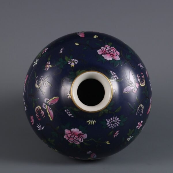 Qing Dynasty Qianlong period blue glaze with pink butterfly pattern plum vase - Image 6