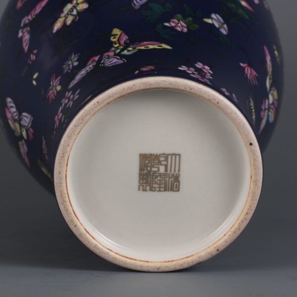 Qing Dynasty Qianlong period blue glaze with pink butterfly pattern plum vase - Image 8