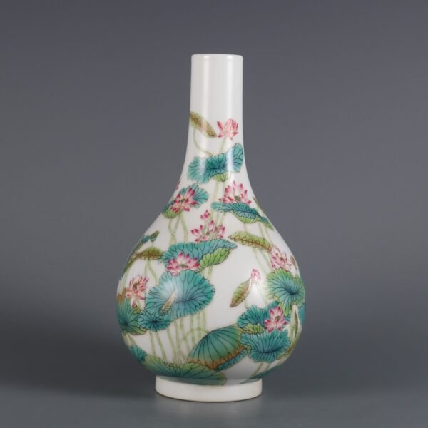 Enamel lotus pattern vase made in the Yongzheng period of the Qing Dynasty - Image 2