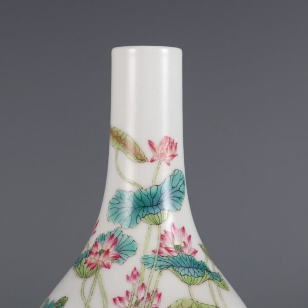 Enamel lotus pattern vase made in the Yongzheng period of the Qing Dynasty - Image 3