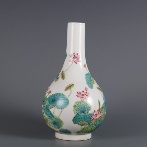 Enamel lotus pattern vase made in the Yongzheng period of the Qing Dynasty - Image 4