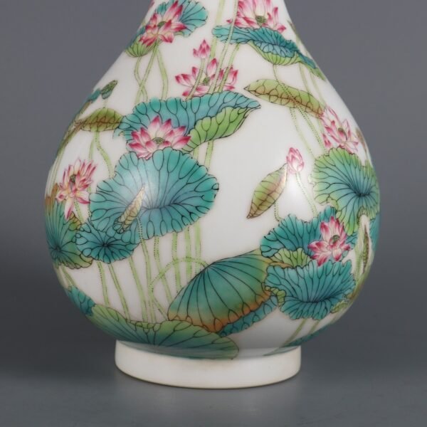 Enamel lotus pattern vase made in the Yongzheng period of the Qing Dynasty - Image 6